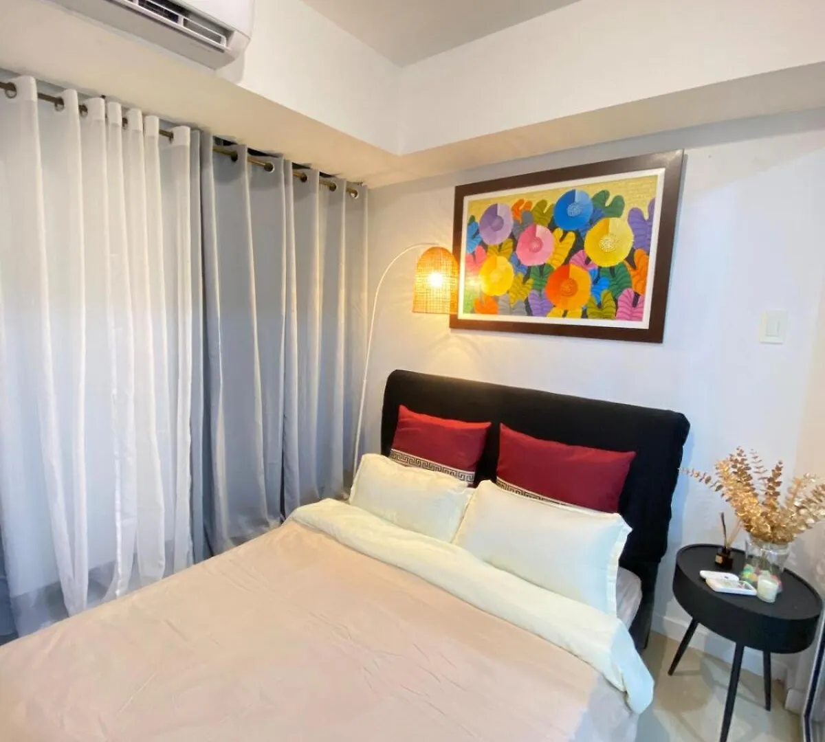 Cozy Escape Staycation Near Sm Bicutan Manila Apartment